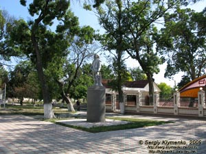 Одесская область. Вилково. Фото. Памятник рыбаку в центре города.