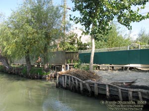 Одесская область. Вилково. Фото. Вдоль водных «улиц» города - «тротуары» (приподнятые деревянные настилы).