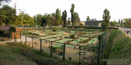 Одесская область. Измаил. Фото. Площадка для мини-гольфа. На заднем плане - памятник морякам-дунайцам.