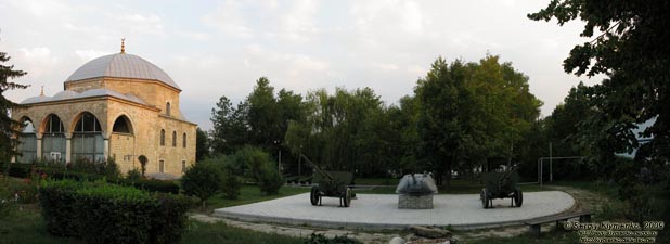 Одесская область. Измаил. Фото. Экспозиция оружия времен Второй мировой войны возле диорамы.