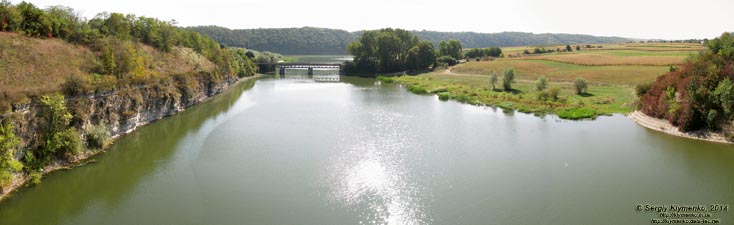 Подолье. Окопы. Фото. Речка Збруч при впадении в Днестр, вид в южном направлении с автомобильного моста над Збручем. Панорама ~120°.