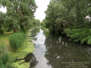 Черниговская область. Фото. Остёр. Речка Остёр на окраине города Остёр, вид с моста (50°56'39.50"N, 30°53'04.00"E).