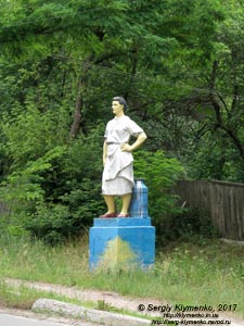 Черниговская область. Фото. Остёр. Статуя молочницы на окраине города Остёр (50°56'42"N, 30°52'57"E). Сталинский классицизм.