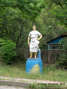 Черниговская область. Фото. Остёр. Статуя молочницы на окраине города Остёр (50°56'42"N, 30°52'57"E). Сталинский классицизм.