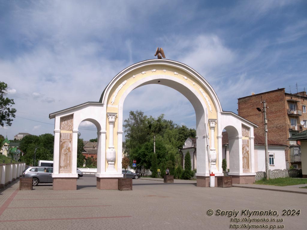 Ровенщина, Острог. Фото. Острожская академия. Триумфальная арка, построенная по случаю 440-летия основания этого древнейшего вуза Восточной Европы.