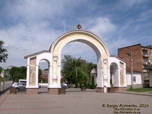 Ровенщина, Острог. Фото. Острожская академия. Триумфальная арка, построенная по случаю 440-летия основания этого древнейшего вуза Восточной Европы.