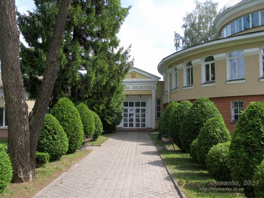 Ровенщина, Острог. Фото. Острожская академия. Здание Научной библиотеки НУ «Острожская академия».