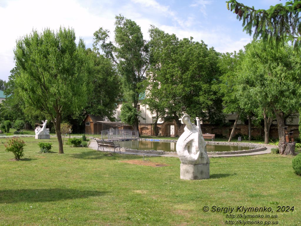 Ровенщина, Острог. Фото. Острожская академия, в библиотечном парке.