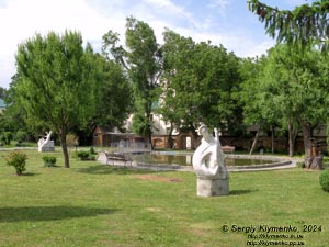Ровенщина, Острог. Фото. Острожская академия, в библиотечном парке.