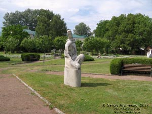 Ровенщина, Острог. Фото. Острожская академия, в библиотечном парке.