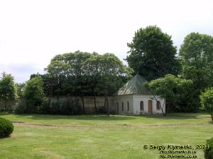Ровенщина, Острог. Фото. Острожская академия, в библиотечном парке.