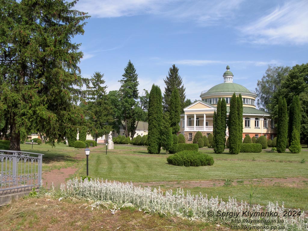 Ровенщина, Острог. Фото. Острожская академия, в библиотечном парке.