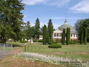 Ровенщина, Острог. Фото. Острожская академия, в библиотечном парке.