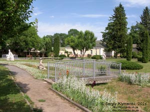 Ровенщина, Острог. Фото. Острожская академия, в библиотечном парке.