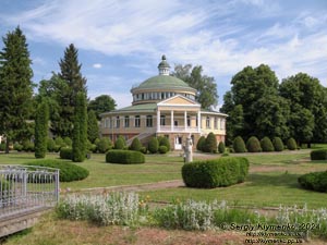 Ровенщина, Острог. Фото. Острожская академия, в библиотечном парке.