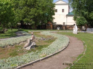 Ровенщина, Острог. Фото. Острожская академия, в библиотечном парке. Здесь царит эта хорошенькая русалка.