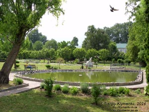 Ровенщина, Острог. Фото. Острожская академия, в библиотечном парке.