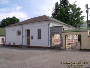 Ровенщина, Острог. Фото. Острожская академия, вход в библиотечный парк.