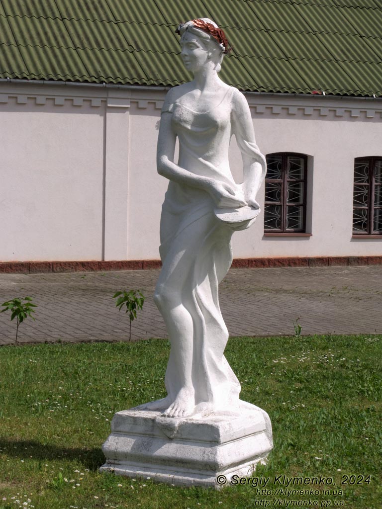Ровенщина, Острог. Фото. Острожская академия. Скульптура на университетском дворе.