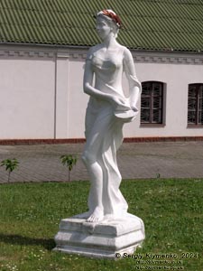 Ровенщина, Острог. Фото. Острожская академия. Скульптура на университетском дворе.