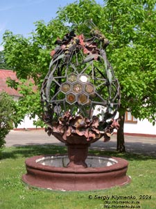 Ровенщина, Острог. Фото. Острожская академия. Фонтан на университетском дворе.