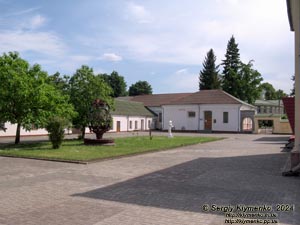 Ровенщина, Острог. Фото. Острожская академия, вход в библиотечный парк.
