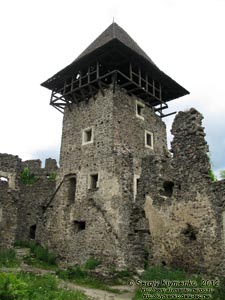 Закарпатская область, село Невицкое. Фото. В Невицком замке. Квадратная башня-донжон - главный элемент замковых сооружений.