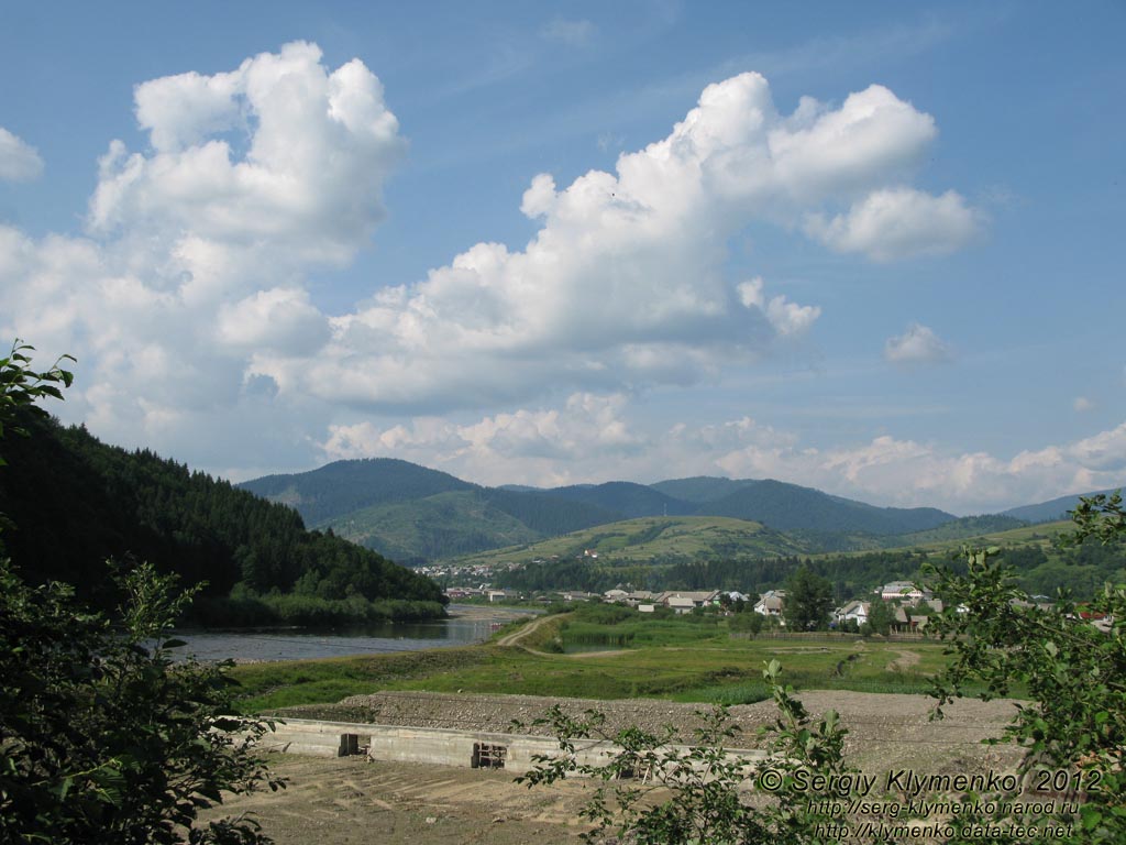Закарпатская область, посёлок Межгорье. Фото. Панорама Межгорья и речки Рика с автодороги Межгорье-Хуст.