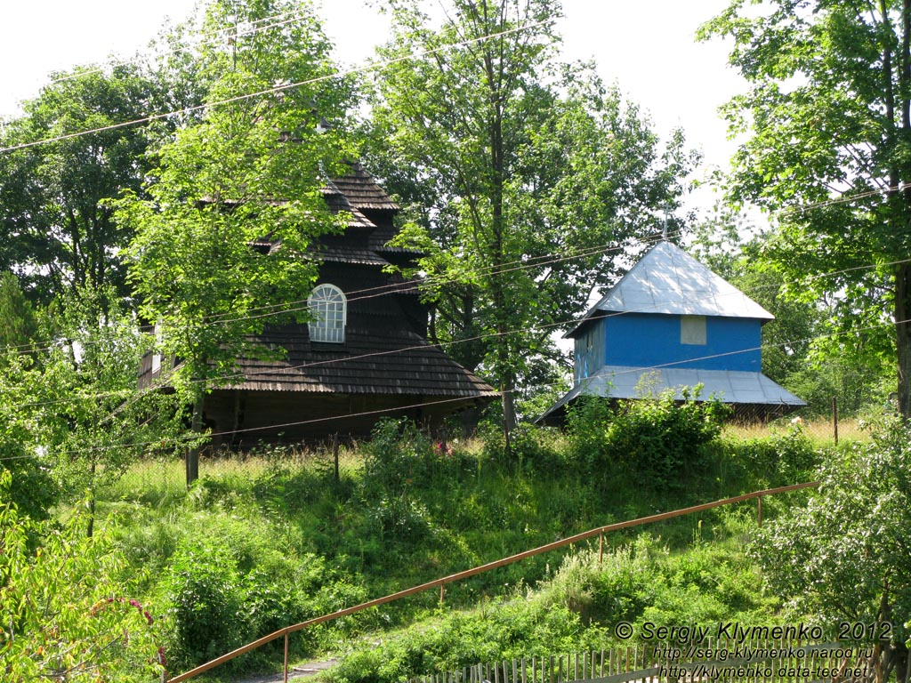 Закарпатская область, село Ужок. Фото. Деревянная церковь св. Михаила, 1745 год.