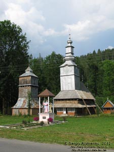 Карпаты. Закарпатская область, село Изки. Фото. Церковь Св. Николая Чудотворца (начало XVIII века, перестроена в 1798 году).