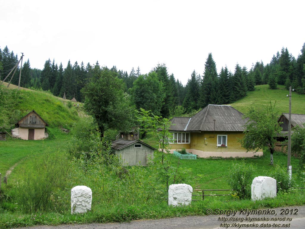 Карпаты. Закарпатская область, село Подобовец. Фото. Вид по дороге.