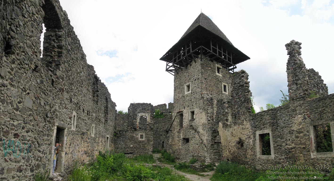 Закарпатская область, село Невицкое. Фото. В Невицком замке. Квадратная башня-донжон - главный элемент замковых сооружений.