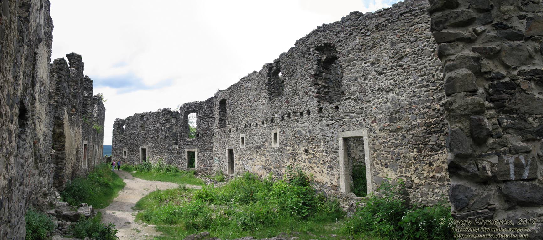 Закарпатская область, село Невицкое. Фото. В Невицком замке. Внутренний двор.
