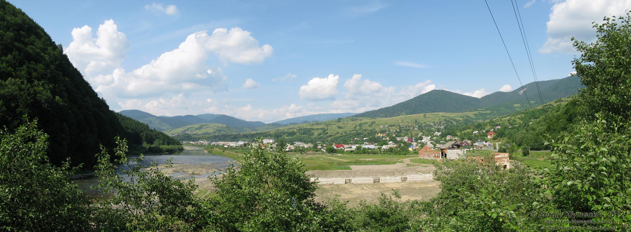Закарпатская область, посёлок Межгорье. Фото. Панорама Межгорья и речки Рика с автодороги Межгорье-Хуст.
