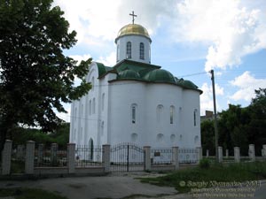 Переяслав-Хмельницкий. Храм Воскресения Христова на углу улиц Богдана Хмельницкого и Гимназическая (вид с ул. Гимназическая).