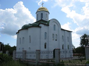 Переяслав-Хмельницкий. Храм Воскресения Христова на углу улиц Богдана Хмельницкого и Гимназическая (вид с ул. Гимназическая).