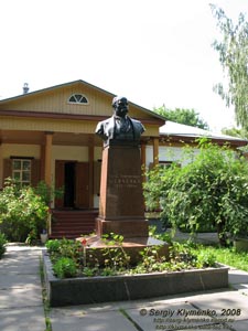 Переяслав-Хмельницкий. Бюст Т. Г. Шевченко перед Историческим музеем (ул. Шевченко, 8).