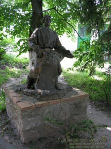 Переяслав-Хмельницкий. Скульптура на территории музея истории архитектуры Переяслава периода Киевской Руси.
