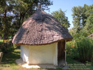 Переяслав. Музей народной архитектуры и быта Среднего Приднепровья. Курник, который использовался для содержания домашней птицы.