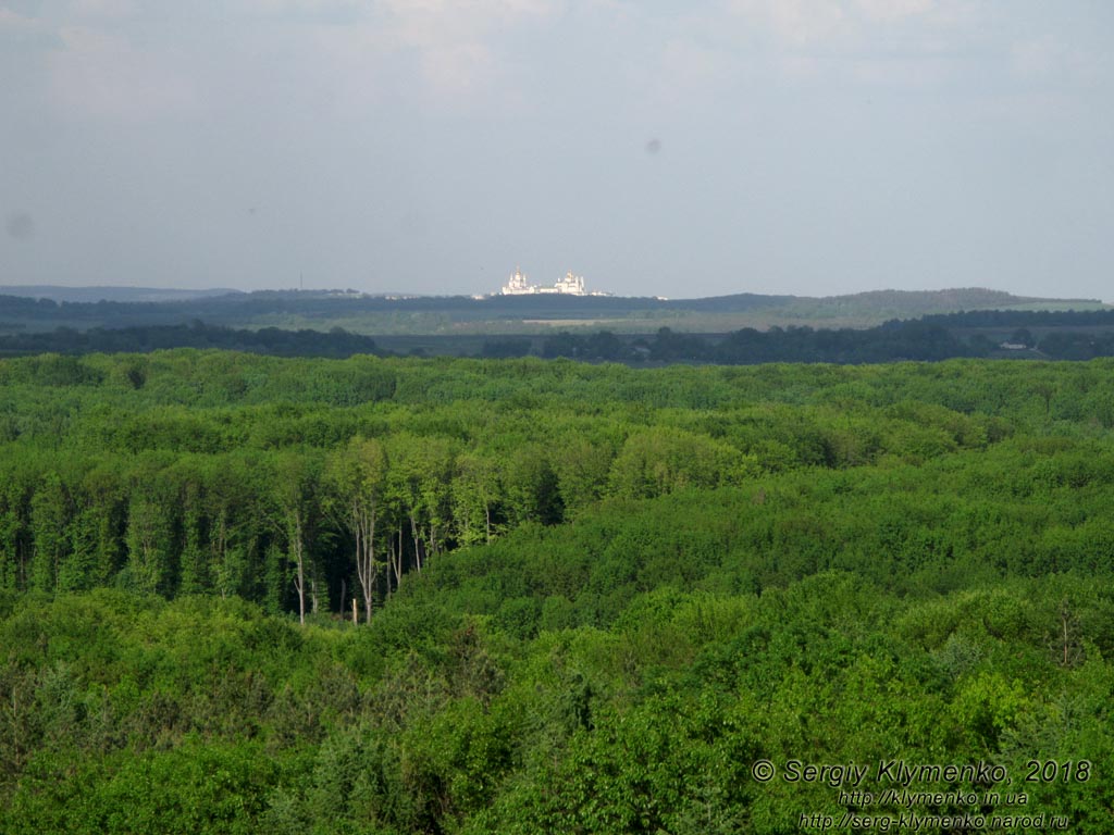 Подкамень (Львовская область). Фото. Вид от «Камня» (49°56'45"N, 25°19'53"E) на Почаевскую Лавру.
