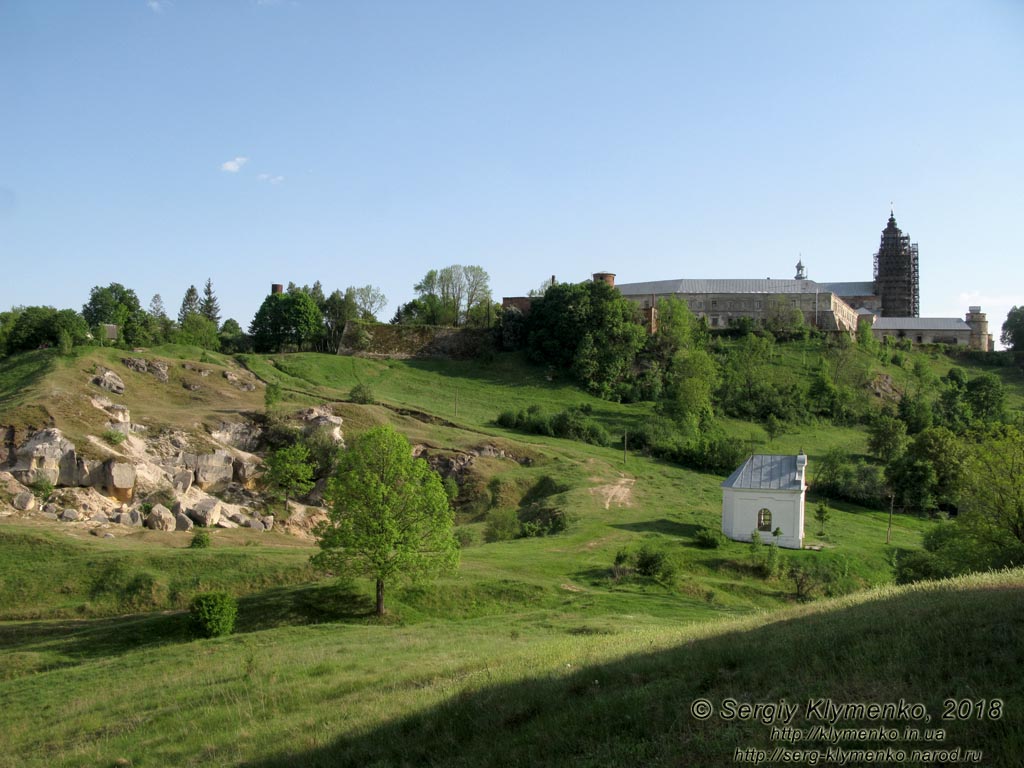 Подкамень (Львовская область). Фото. Вид на бывший доминиканский монастырь (памятник архитектуры XVII-XVIII веков) от «Камня» (49°56'45"N, 25°19'53"E).