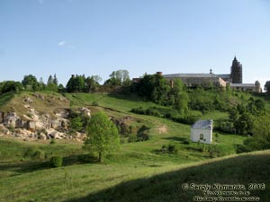 Подкамень (Львовская область). Фото. Вид на бывший доминиканский монастырь (памятник архитектуры XVII-XVIII веков) от «Камня» (49°56'45"N, 25°19'53"E).