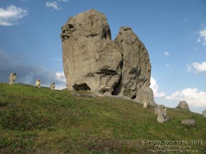 Подкамень (Львовская область). Фото. Тот самый «Камень» - 16-метровая эрозионная скала-останец морских рифов Подольских Товт (49°56'45"N, 25°19'53"E).