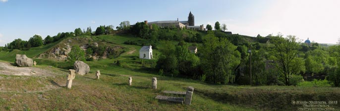 Подкамень (Львовская область). Фото. Вид на бывший доминиканский монастырь (памятник архитектуры XVII-XVIII веков) от «Камня» (49°56'45"N, 25°19'53"E).