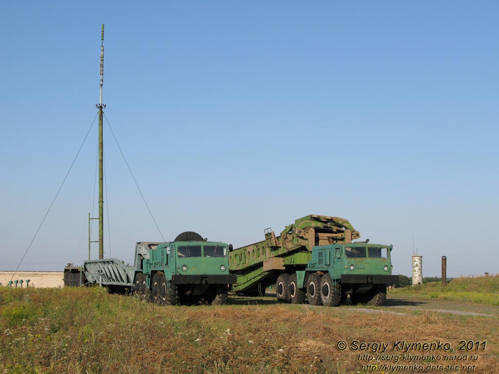 Кировоградская область. Фото. Музей ракетных войск стратегического назначения. Антенна унифицированного командного пункта (УКП) и автотехника УКП.