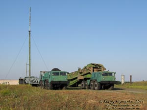 Кировоградская область. Фото. Музей Ракетных войск стратегического назначения. Антенна унифицированного командного пункта (УКП) и автотехника УКП.