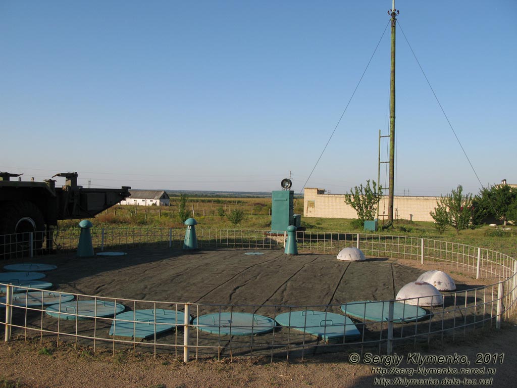 Кировоградская область. Фото. Музей ракетных войск стратегического назначения. Поверхность над унифицированным командным пунктом (УКП).