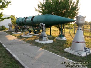 Кировоградская область. Фото. Музей Ракетных войск стратегического назначения.
Образцы ракетных двигателей разного времени и ракета Р-12 (по классификации NATO - SS-4 «Sandal»).