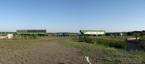 Кировоградская область. Фото. Музей Ракетных войск стратегического назначения.
Общий вид центральной боевой стартовой позиции и выставки автотехники шахтно-пусковой установки (ШПУ). Панорама ~90°.