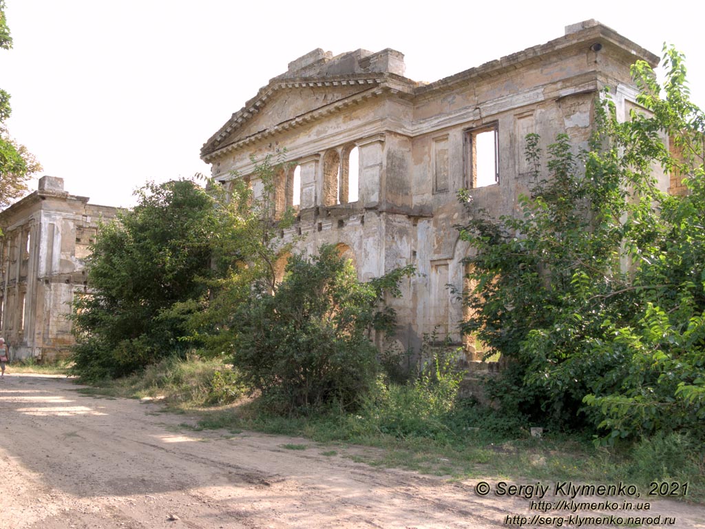 Одесская область. Село Васильевка Одесского района. Фото. Дворец-усадьба Дубецких-Панкеевых («Волчье логово») 1830-1854 годы, фрагмент северо-восточного фасада.